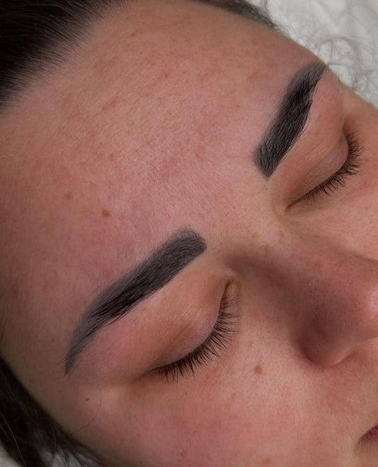 Pourquoi un maquillage permanent devient bleuté?